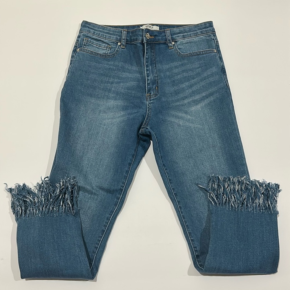 Forever 21 women’s high rise jeans denim frayed hem